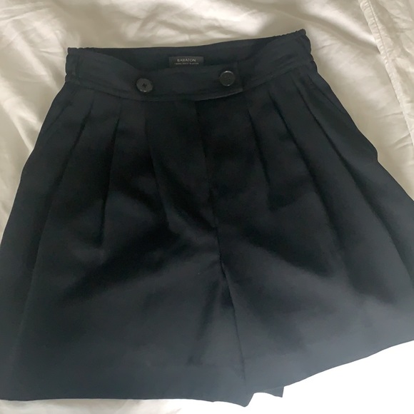 Like New ARITZIA BABATON GERALD SHORTS - Picture 5 of 5
